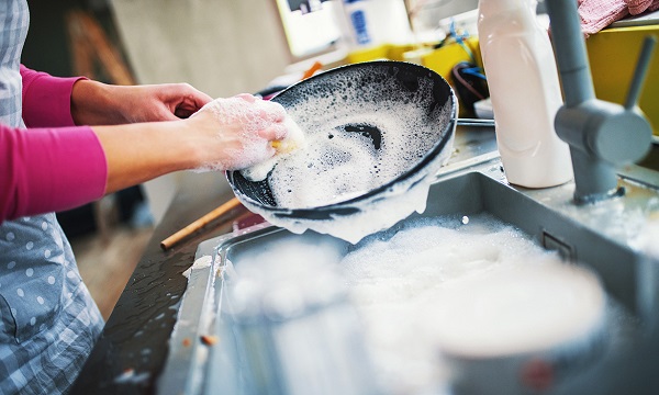 Çoğu kişi bu hatayı yapıyor! Siz siz olun bulaşıkları böyle yıkamayın