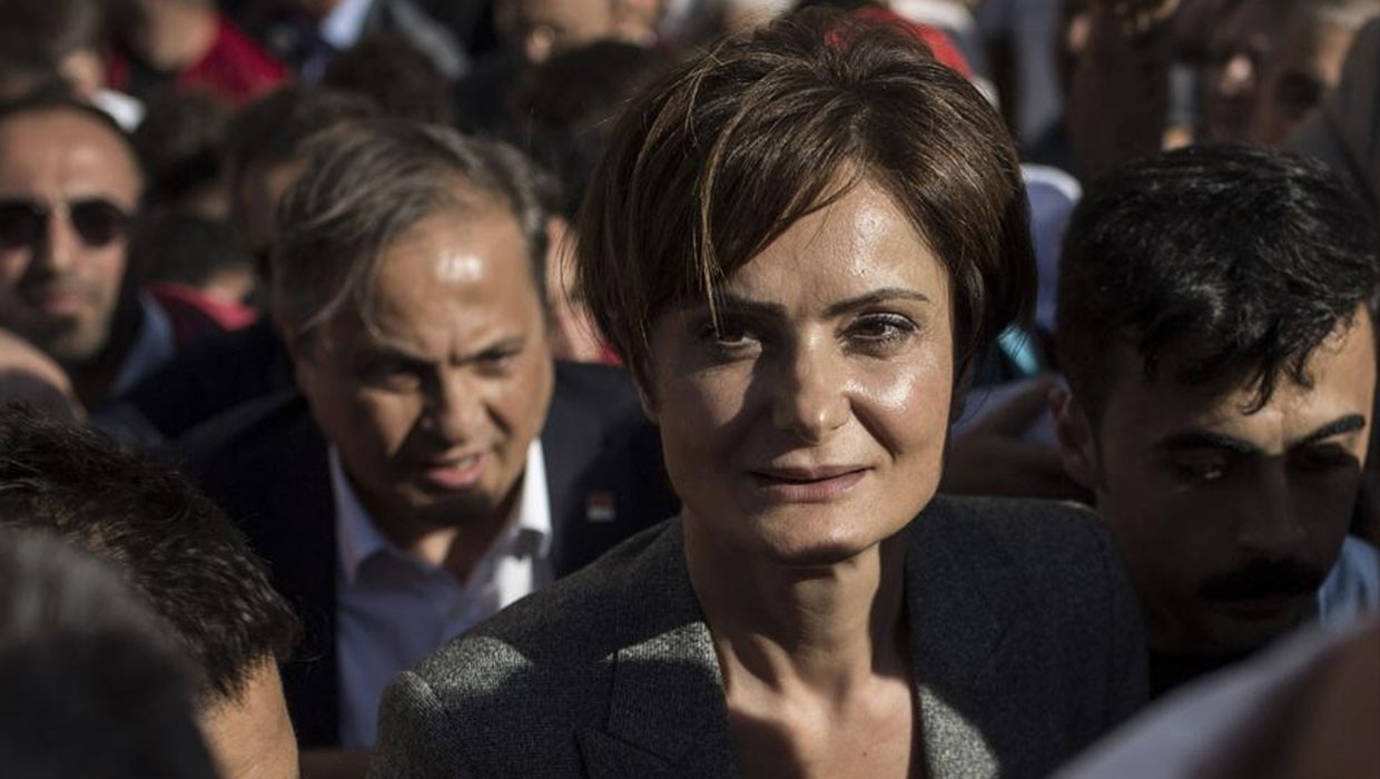 Çok fena yakalandılar! Canan edebiyatta, kızı zevk-ü sefada