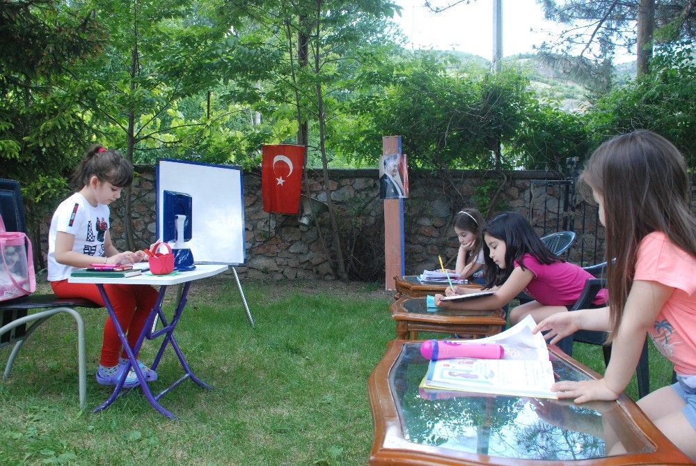 Çok özledikleri okullarını oyunlarına taşıdılar 