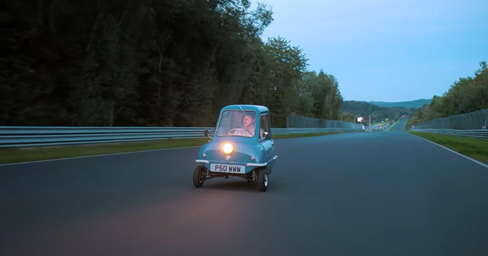 Çok şaşıracaksınız! Dünyanın en küçük otomobili en zorlu yarış pistinde rekor kırdı!