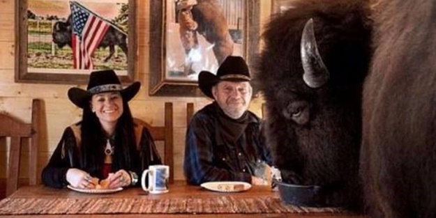 Çok şaşıracaksınız! Evlerinde 300 kiloluk bizon besliyorlar!