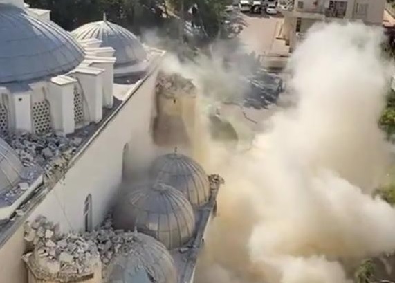 Çok sayıda cami hasar aldı! Minareler tek tek böyle yıkıldı