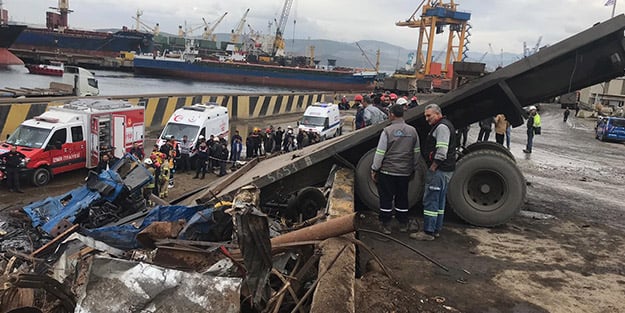 Çok sayıda ekip sevk edildi! Tırın yoldan çıktığı kazada olay yerinde hayatını kaybetti