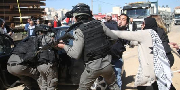 Çok sayıda Filistinli genç, 