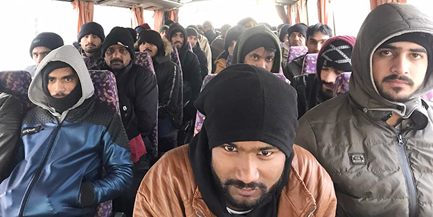 Çok sayıda göçmen yol kenarında bırakılmış halde bulundu