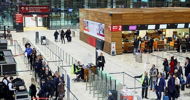 Çok sayıda gözaltı! Almanya'da uçuşları durduran eylem
