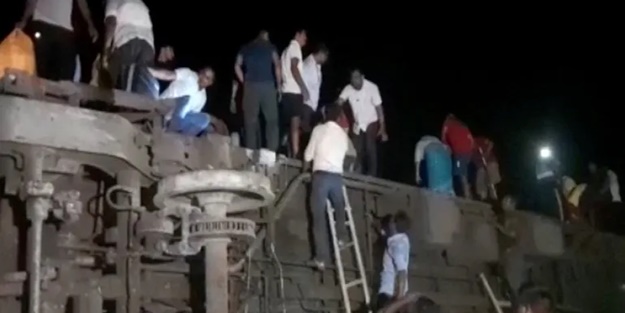 Çok sayıda ölü ve yaralı var! Hindistan’da tren kazası