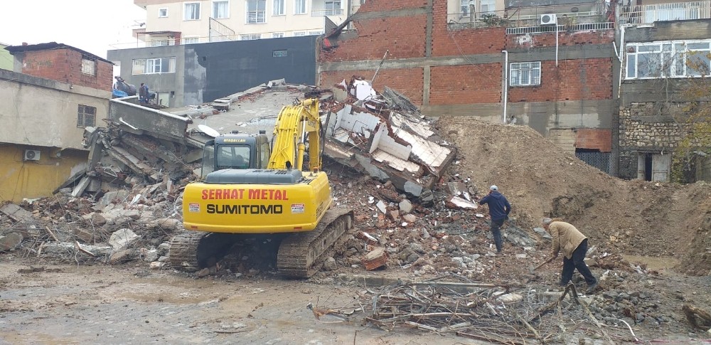 Çöken 4 katlı binanın enkazı kaldırılıyor 
