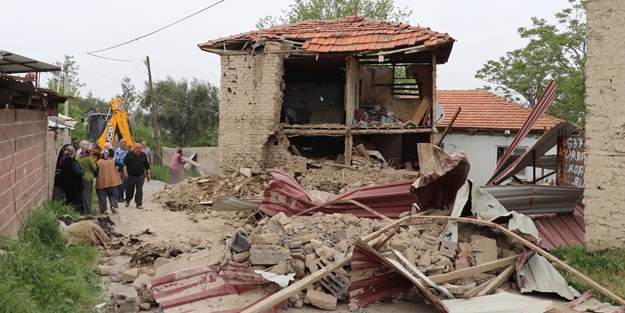 Çöken ağıldaki 7 küçükbaş hayvan telef oldu