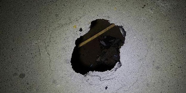 Çöken yolda 2 buçuk metre derinliğinde çukur oluştu