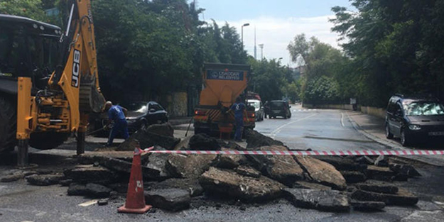 Sağanak nedeniyle İstanbul'da yol çöktü!
