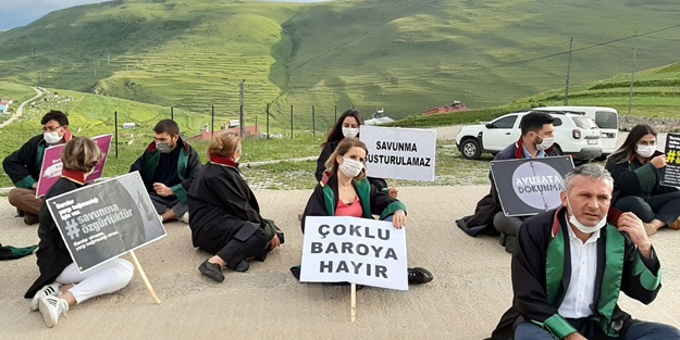 Çoklu baro düzenlemesini protesto eden avukatlara M. Kemal silüeti bile destek olmadı