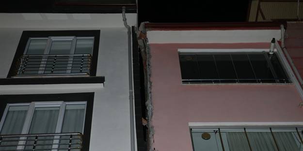 Çökme tehlikesi oluşan bina boşaltıldı