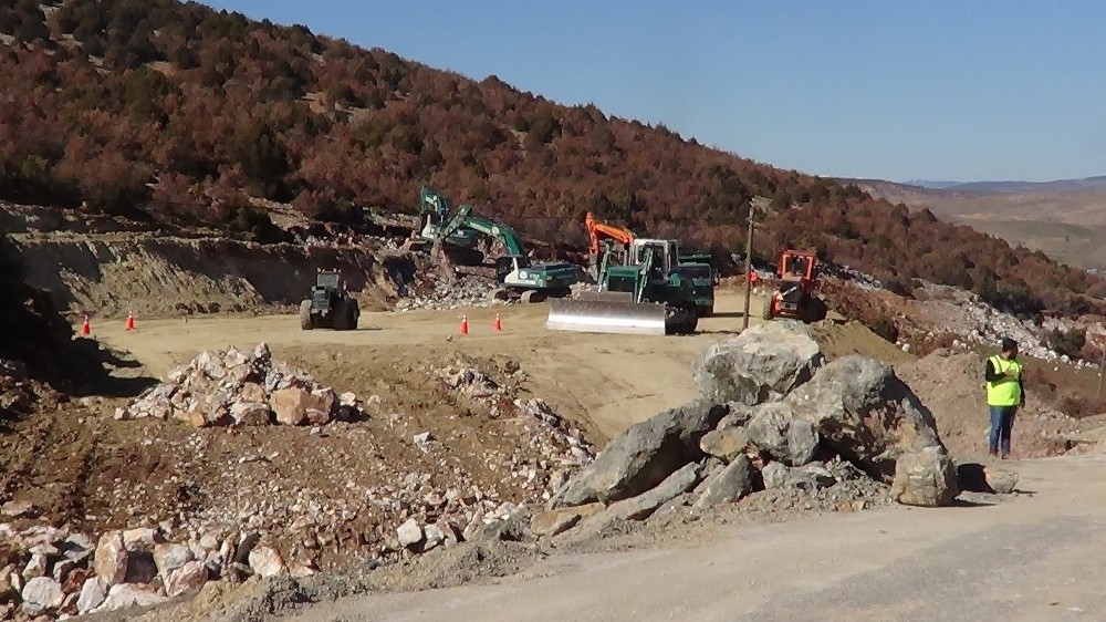 Çökme ve heyelan ilçe yolunu kapattı 