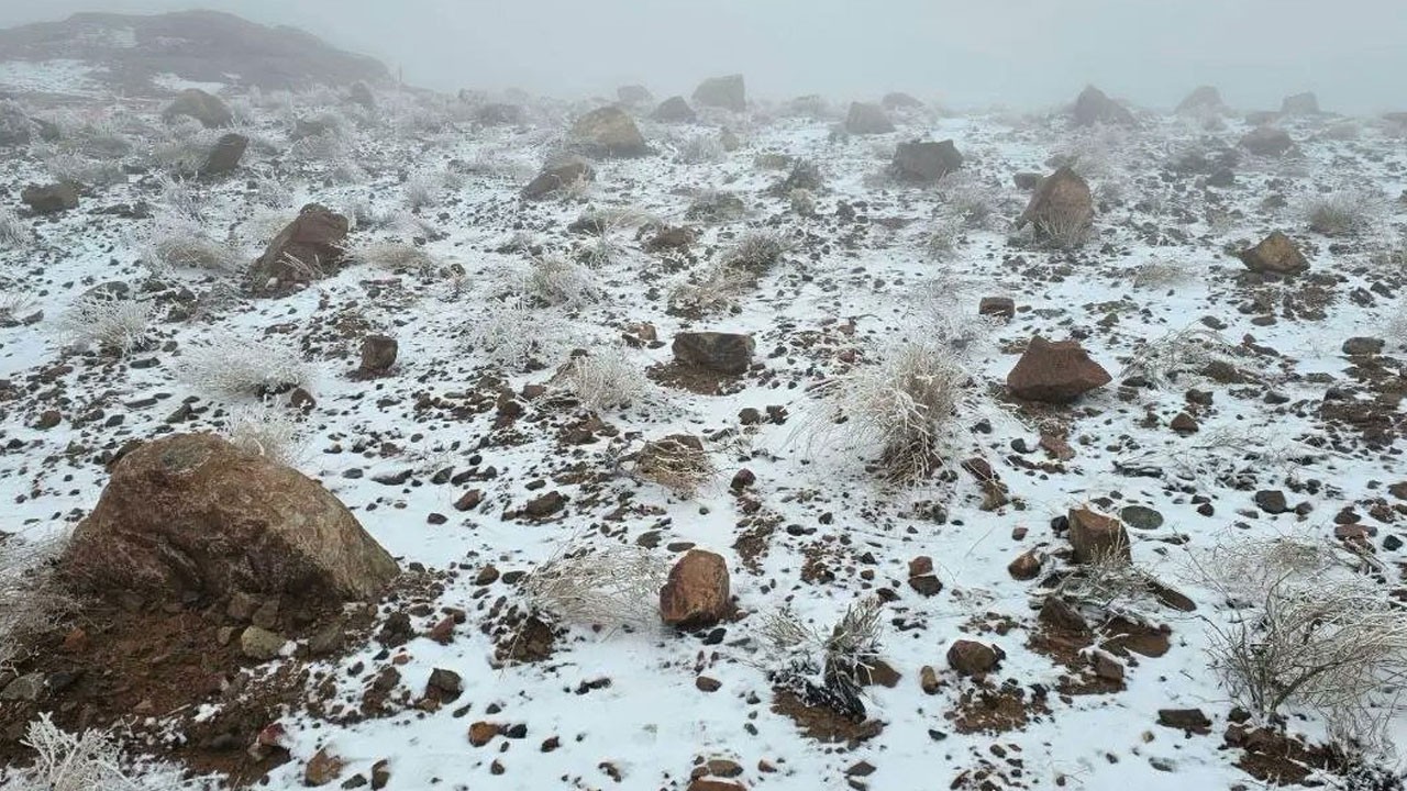 Çöl bir anda beyaza büründü! Suudi Arabistan’da şaşırtan görüntü