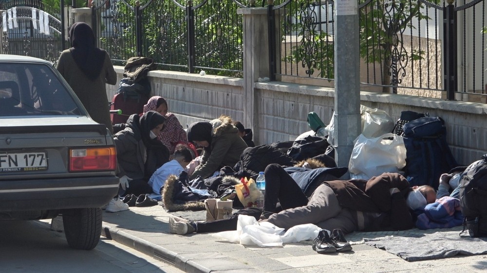 Çoluk çocuk sokakta kalan 60 mülteciye polis sahip çıktı 