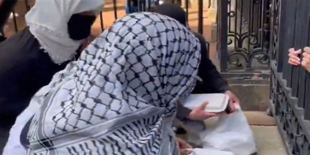 Columbia Üniversitesi'nde Gazze için eylem yapan öğrencilere halktan destek