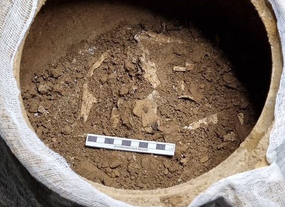 Çömlekten insan kemiği çıktı!