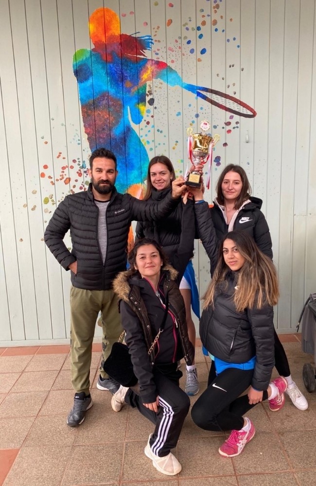 ÇOMÜ Kadın Tenis Takımı 45 üniversite arasından 3. oldu 