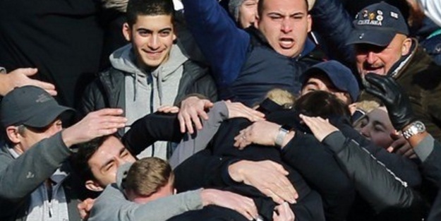 Conte kendinden geçti