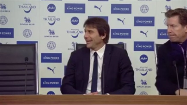 Conte'den basın toplantısında güldüren hareket