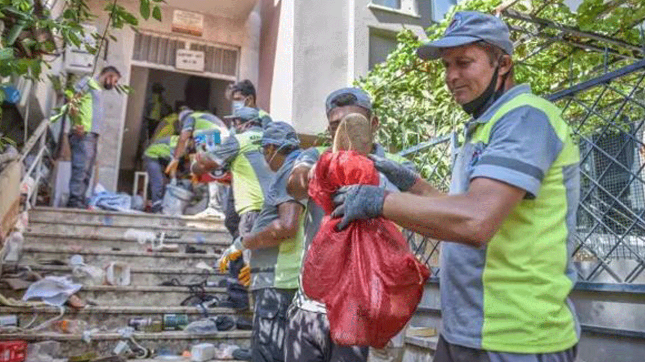 Çöp apartmana ikinci operasyon: Bu kez 20 kamyon çöp çıktı