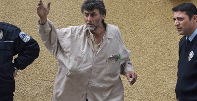 Çöp evin sahibi temizlik işçilerine para saçtı