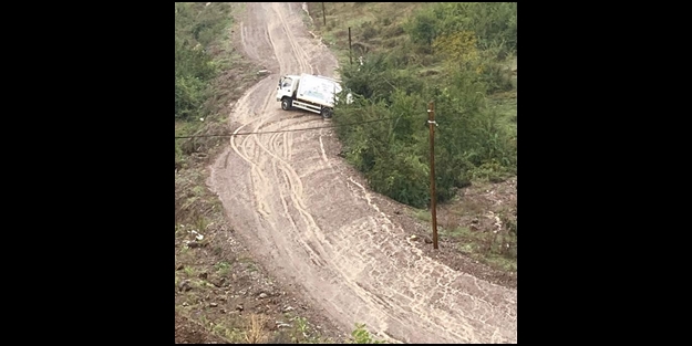 Çöp kamyonu çamura saplandı