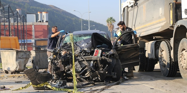 Çöp kamyonuna arkadan çarpan otomobil, temizlik işçisini hayattan kopardı