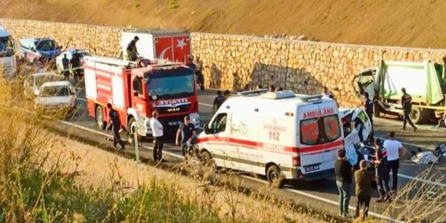 Çöp kamyonuyla otomobilin çarpıştı: 2 ölü!