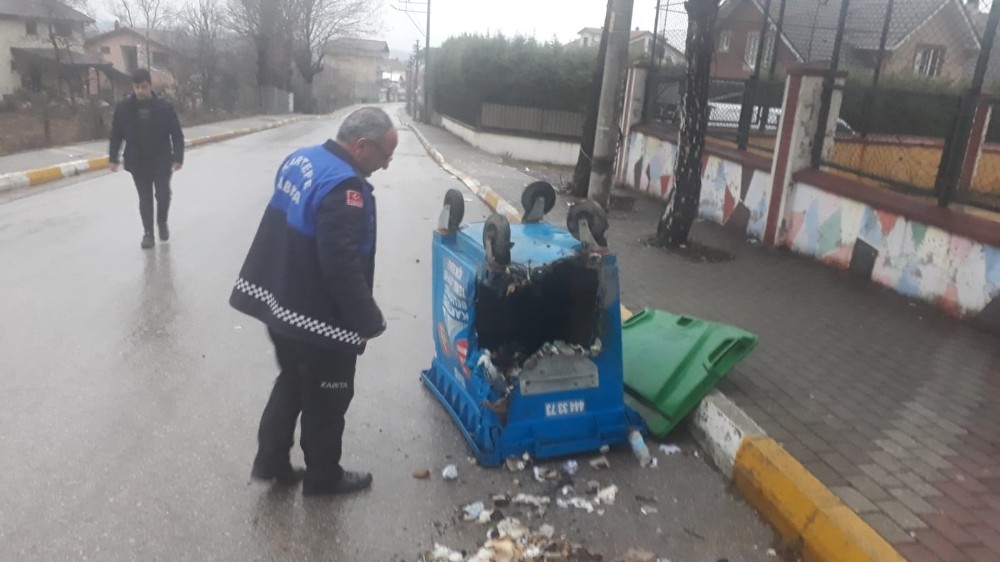 Çöp konteynerini kullanılamaz hale getirdiler 