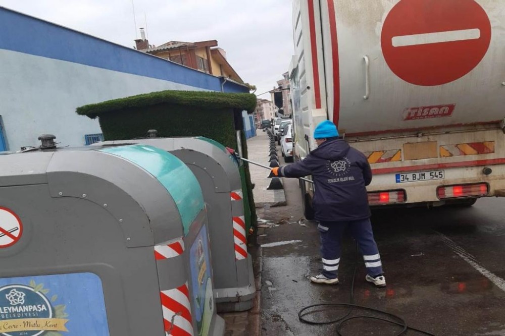 Çöp konteynerleri yıkanarak dezenfekte edildi 
