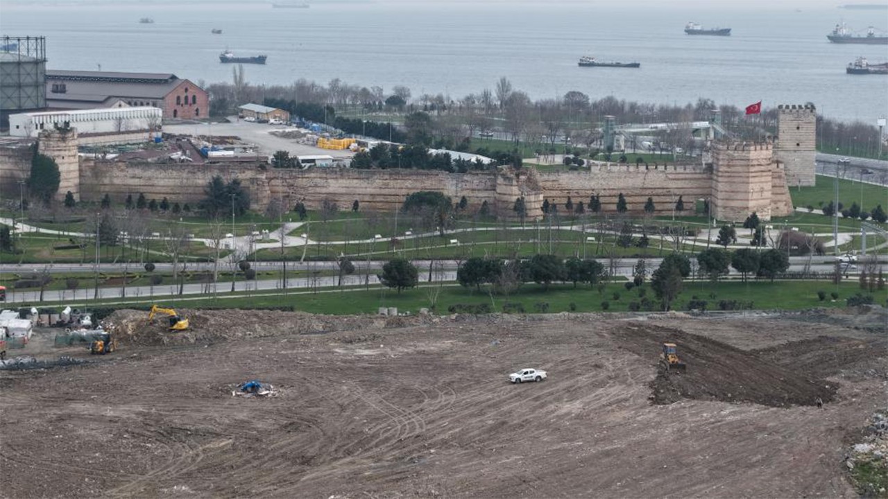 Çöp tamam, sıra çamur ve çukura geldi! CHP'li İBB tepkiler sonrası 'pisliğini' temizledi