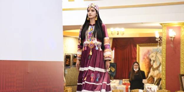 Çöpe atılan kıyafetler yeniden tasarlanarak defileyle tanıtıldı