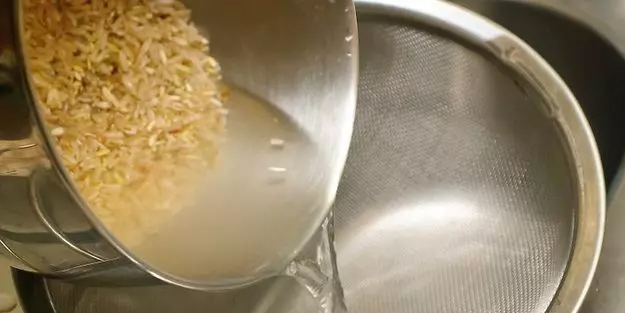 Çöpe atılmayacak kadar değerli: Her gün 1 bardak pirinç suyu içmenin inanılmaz faydaları