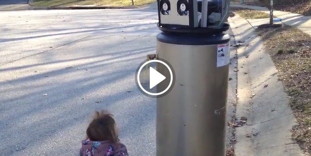 Çöpe atılmış şofbeni robot zannetti!