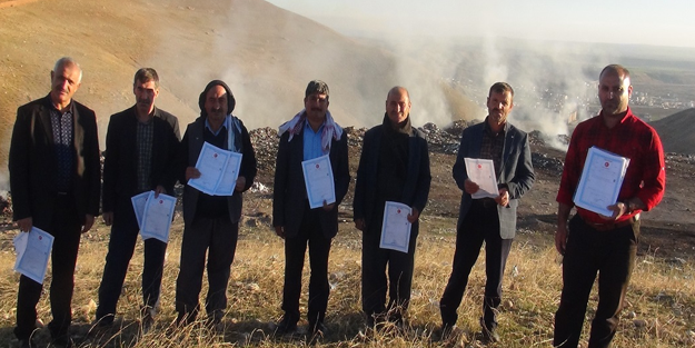 Çöpler yüzünden köylerine resmen dönemiyorlar!