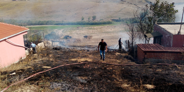 Çöpleri tutuşturmak isterken az daha evi yakıyordu!