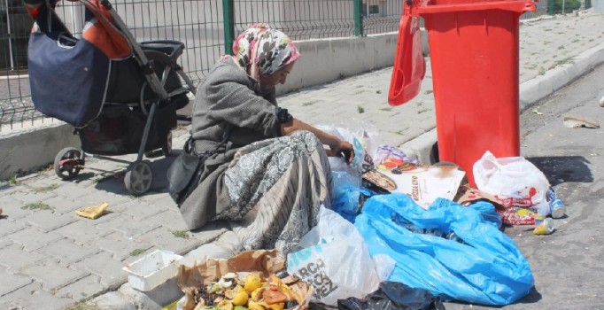 Çöplükten yiyecek toplayan kadına devletten düzenli yardım