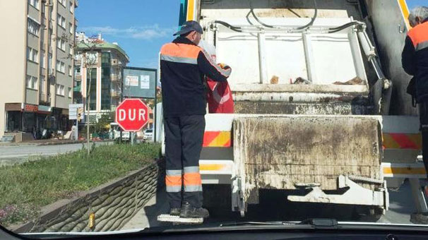 Çöpte bulunca öpüp cebine koydu