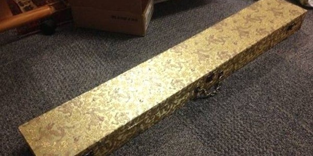 Çöpte bulduğu kutudan öyle bir şey çıktı ki!