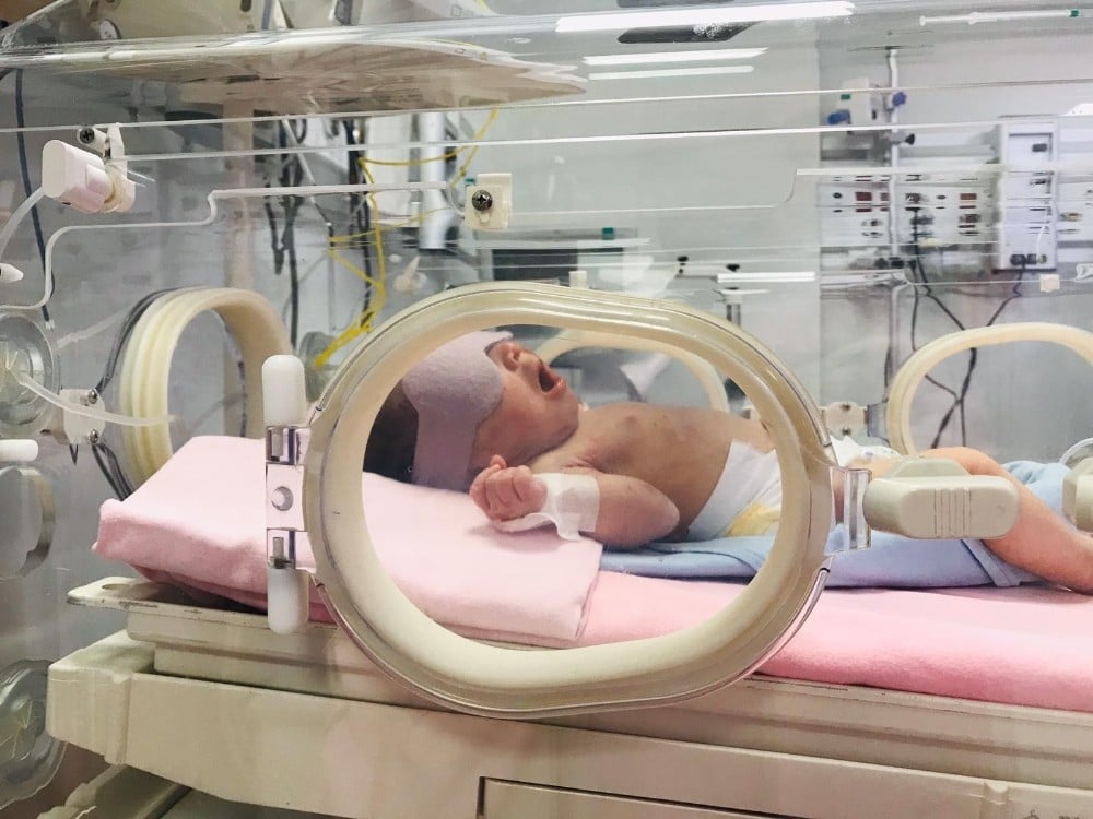 Çöpte bulunan bebek yaşam savaşı veriyor 