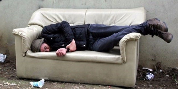 Çöpteki koltukta bonzai komasına girdi