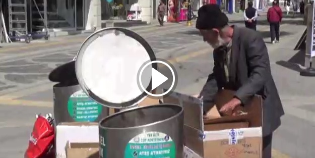 Çöpten şişe toplayarak çocuklarını okutuyor