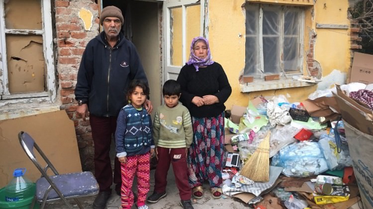 Çöpten topladıkları kağıtlarla okumak istiyorlar