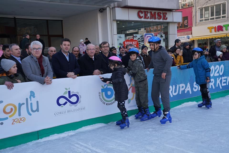Çorlu Belediyesi buz pisti ilgi görüyor 