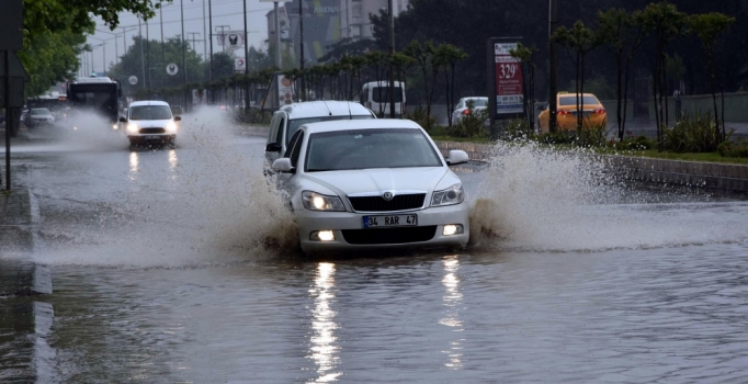  Çorlu ilçesinde 10 dakikalık yağışta yollar göle döndü