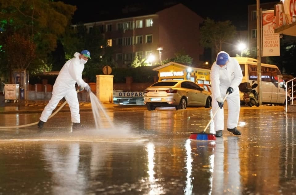 Çorlu’da cadde ve kaldırımlar köpüklü suyla yıkandı 