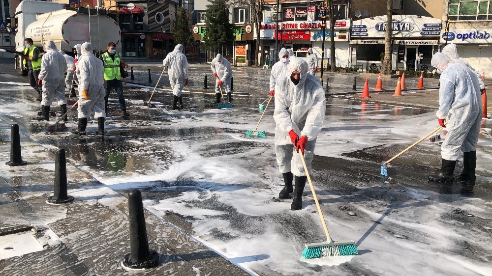 Çorlu’da caddeler köpüklü su ve dezenfektanla yıkandı 