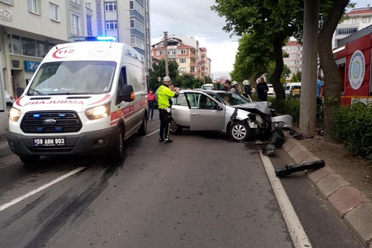 Çorlu'da otomobil beton direğe çarptı: 1 ölü